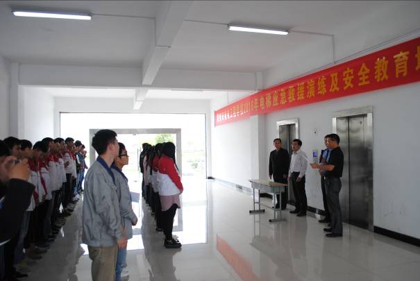 我校舉辦電梯應(yīng)急救援演練暨安全教育培訓(xùn)活動(dòng)