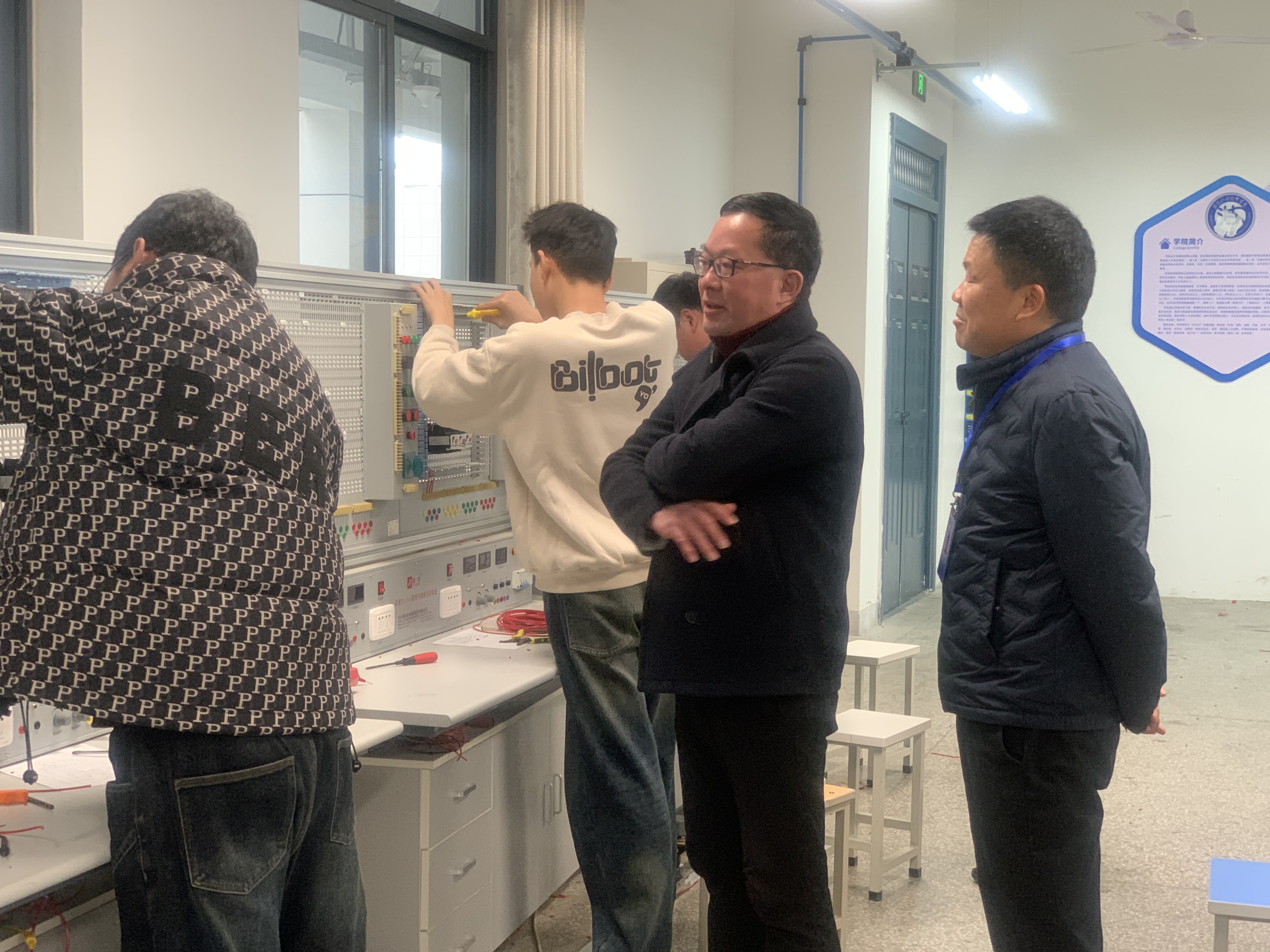 青春閃光須磨礪 技能精湛方有為 ——機(jī)電與汽車工程系開展電氣綜合技能挑戰(zhàn)賽活動(dòng)