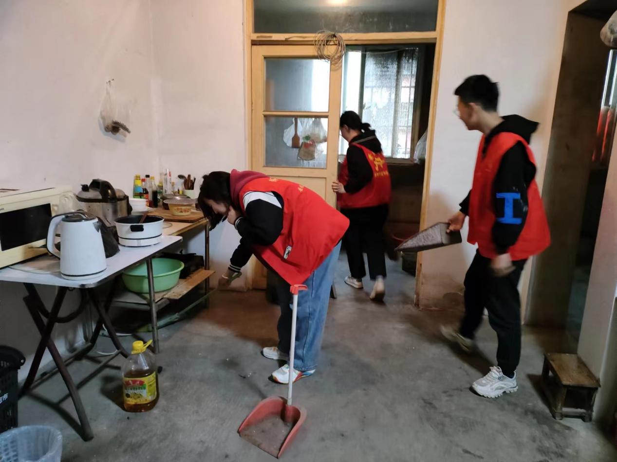 經(jīng)貿(mào)與信息工程系舉辦第35個(gè)愛(ài)國(guó)衛(wèi)生月活動(dòng)——上門為獨(dú)居老人打掃衛(wèi)生