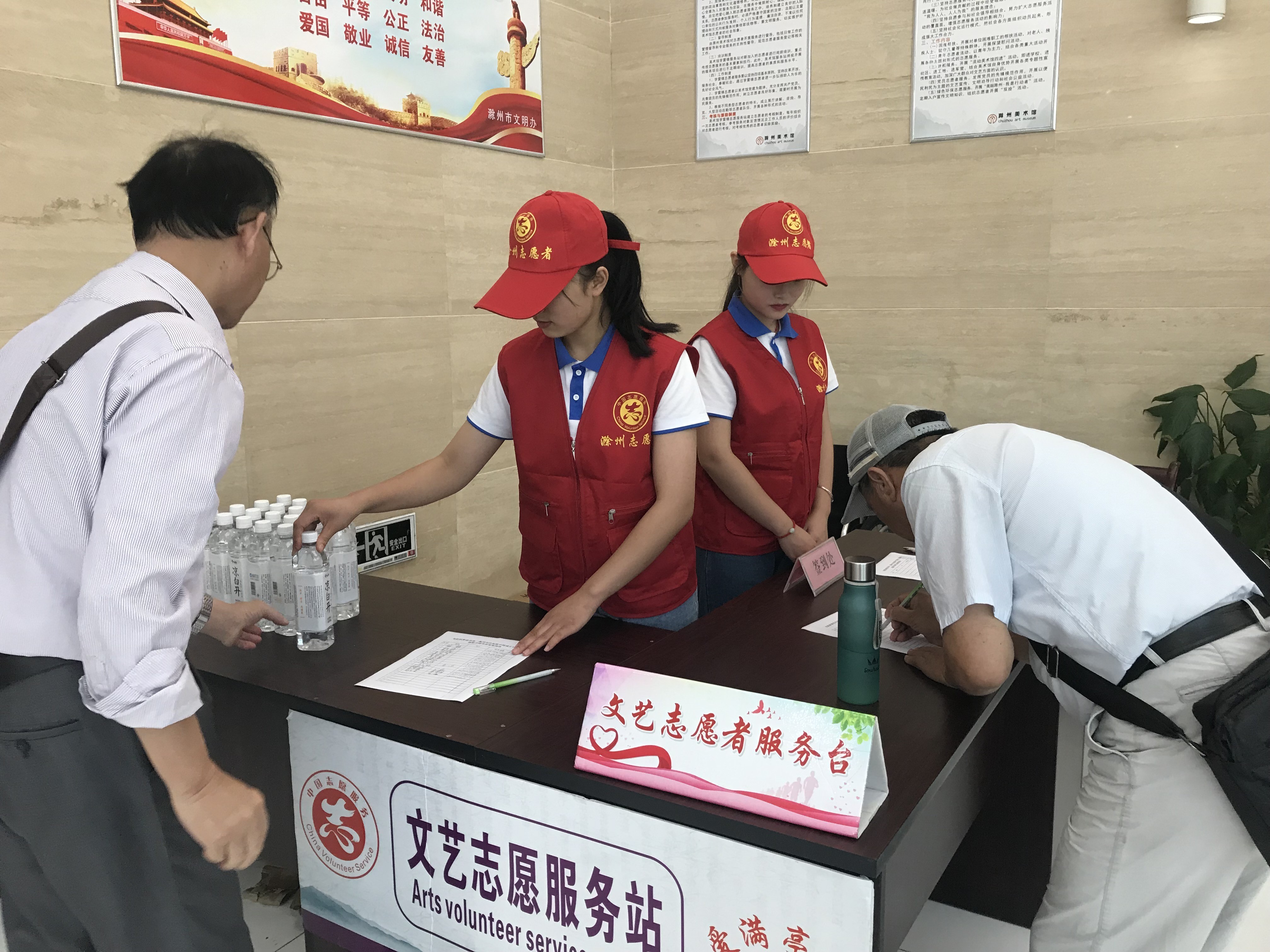 社會(huì)文化藝術(shù)系志愿者積極服務(wù)滁州市慶祝新中國(guó)成立70周年攝影書畫作品展
