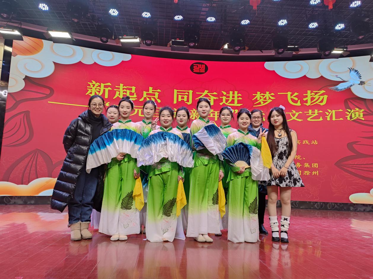 我系蒲公英志愿服務(wù)小分隊(duì)赴陽(yáng)明社區(qū)參加文藝匯演