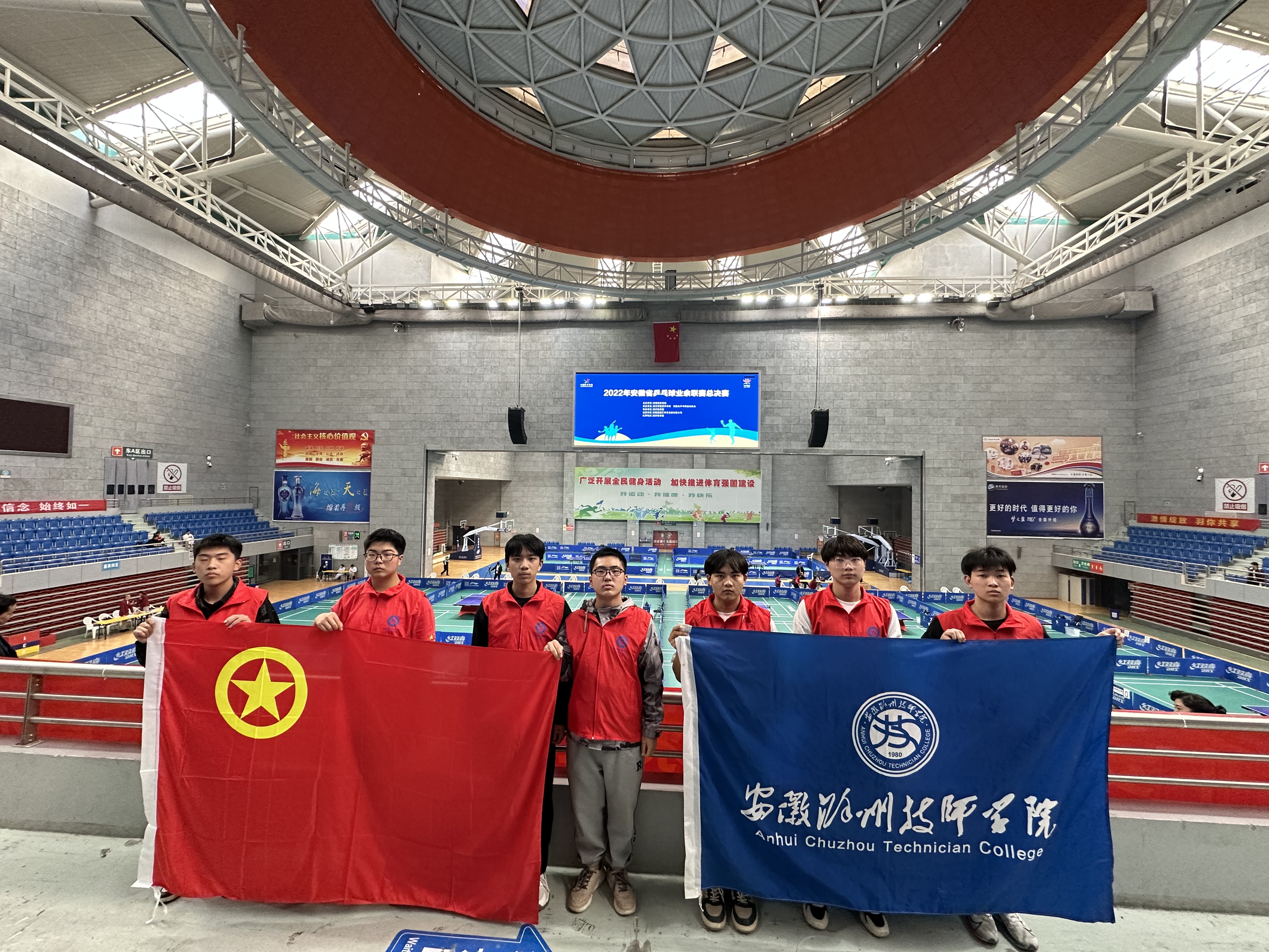 學(xué)校組織青年志愿者參加安徽省乒乓球業(yè)余聯(lián)賽總決賽賽場(chǎng)服務(wù)工作