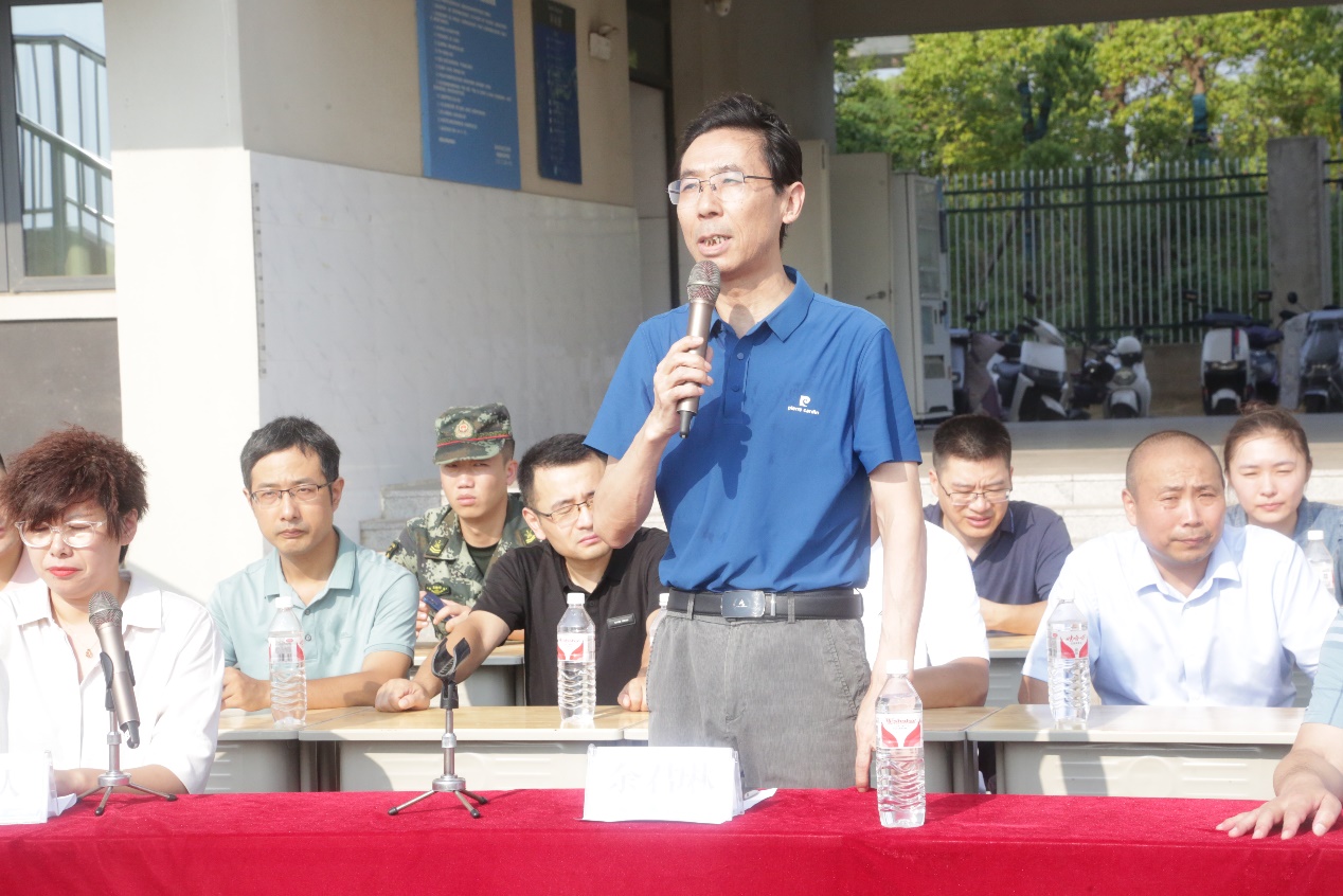 一群人在餐廳里吃東西

中度可信度描述已自動生成