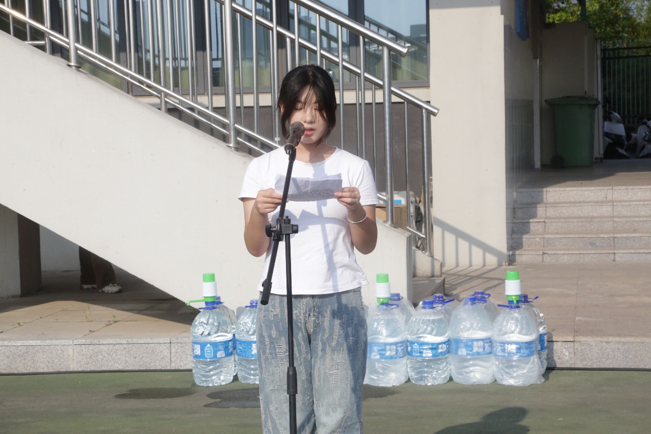 人站在街道上

中度可信度描述已自動生成